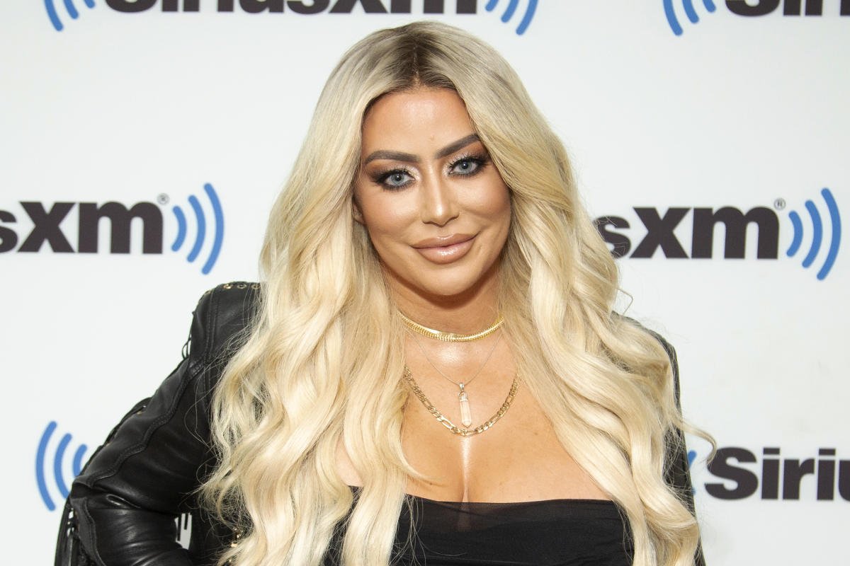 Aubrey O Day, Cheek, Smile, Shoulder, Eyebrow, Eyelash, Muscle