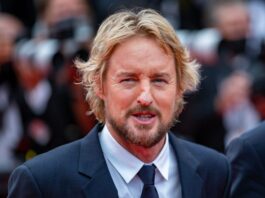 Owen Wilson, Forehead, Skin, Chin, Eye, Beard, Coat, Gesture