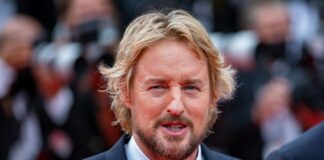 Owen Wilson, Forehead, Skin, Chin, Eye, Beard, Coat, Gesture