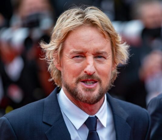 Owen Wilson, Forehead, Skin, Chin, Eye, Beard, Coat, Gesture