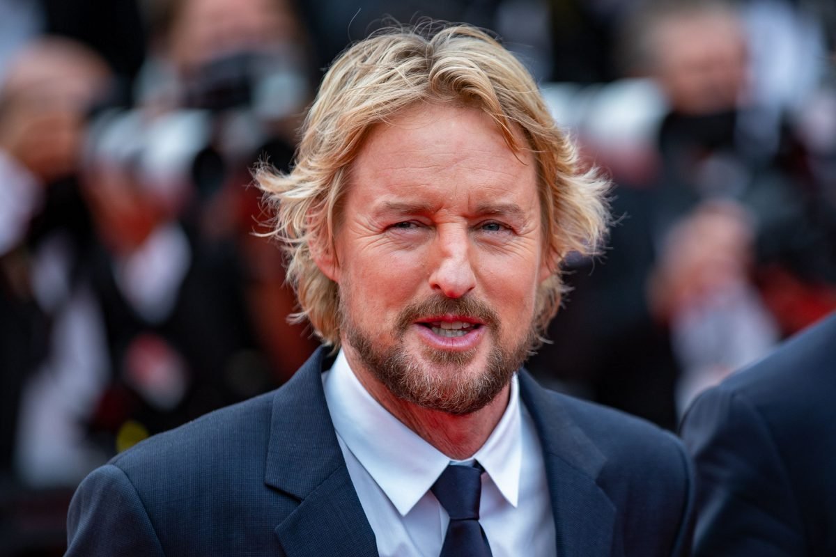 Owen Wilson, Forehead, Skin, Chin, Eye, Beard, Coat, Gesture