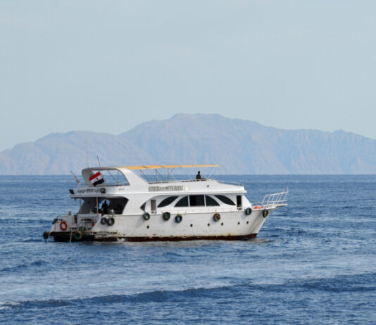 Sail,Boat,Ship,With,Tourists,In,Ras,Mohamed,National,Park
