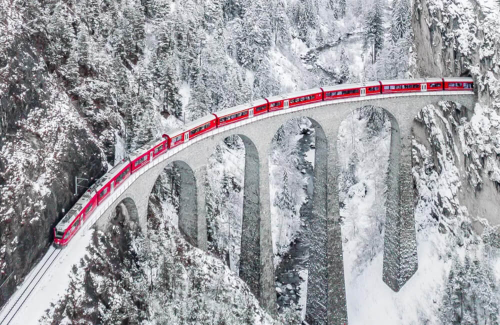 Red Train ©marlys grisson / Shutterstock.com