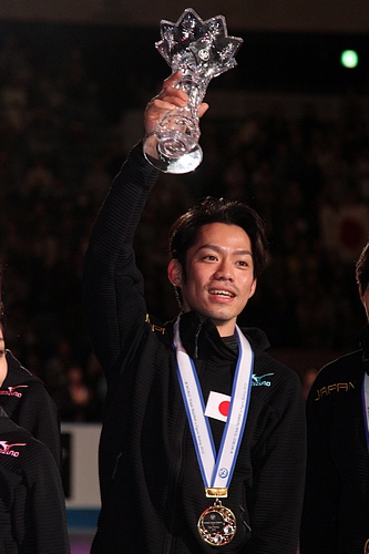 https://upload.wikimedia.org/wikipedia/commons/8/81/2012_ISU_World_Team_Trophy_-_Daisuke_Takahashi.jpg